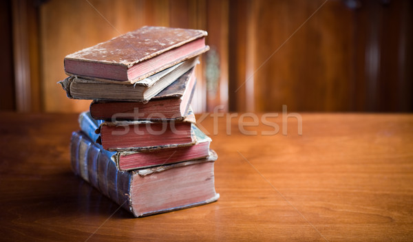 Misterioso olhando livros natureza morta antigo elegante Foto stock © lithian