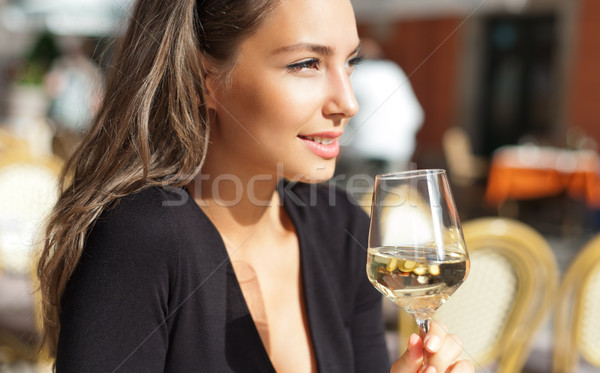 Cata de vinos turísticos mujer aire libre retrato hermosa Foto stock © lithian