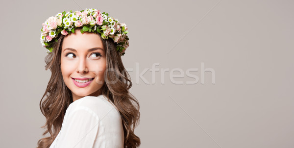 [[stock_photo]]: Brunette · femme · fleur · de · printemps · couronne