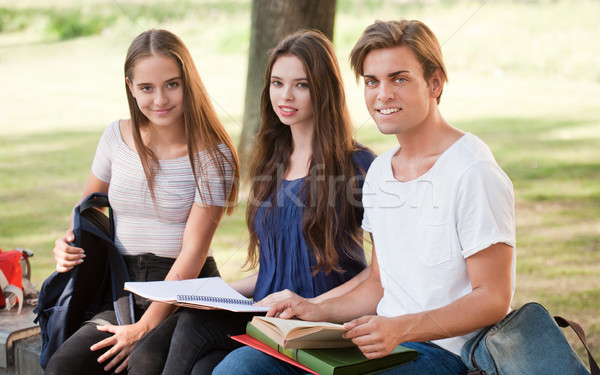 Grupo alegre estudiantes escuela secundaria nina libro Foto stock © lithian