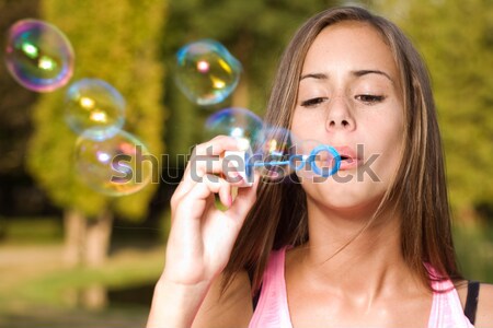 Könnyű buborékfújás gyönyörű fiatal barna hajú lány Stock fotó © lithian