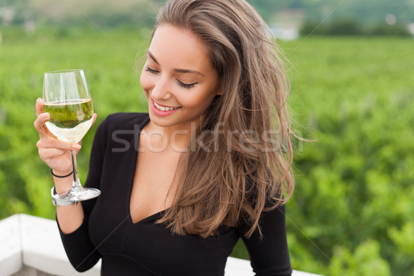 Foto stock: Degustação · de · vinhos · turista · mulher · ao · ar · livre · retrato · belo