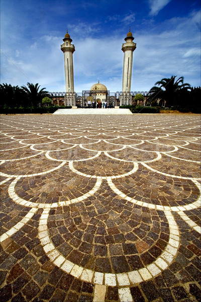 Aur mausoleu cer uşă roşu negru Imagine de stoc © lkpro