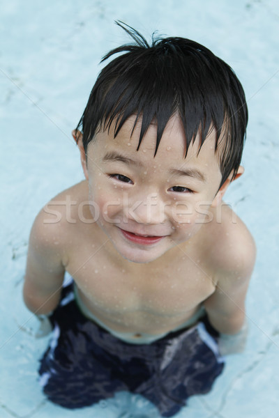 Distracţie piscină tineri zâmbitor copil piscină Imagine de stoc © lorenzodelacosta