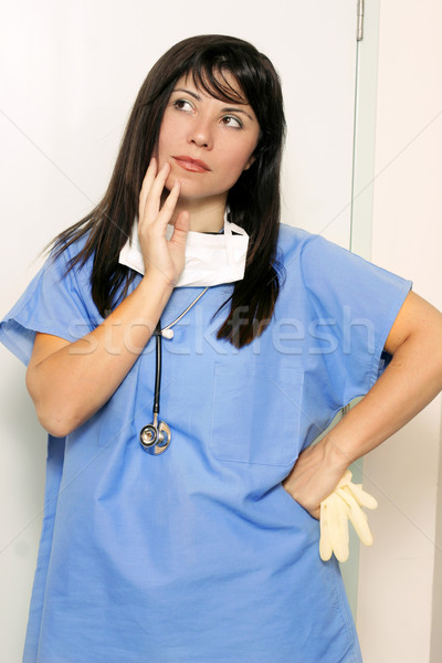 Női orvos sebész gondolkodik nővér áll Stock fotó © lovleah