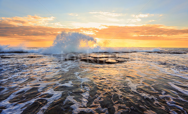 Świt pejzaż morski splash fali wody Zdjęcia stock © lovleah