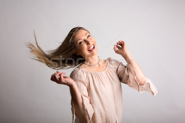 Uśmiechnięty beztroski naturalnych kobieta długie włosy długo Zdjęcia stock © lovleah