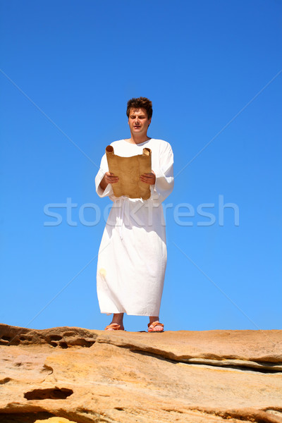 Hombre lectura desplazamiento desierto tierra blanco Foto stock © lovleah