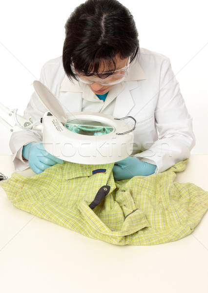 Gerechtelijk wetenschapper onderzoeken shirt vrouw Stockfoto © lovleah