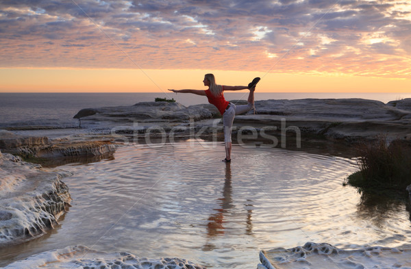 Stock fotó: Király · táncos · póz · tenger · napfelkelte · nő