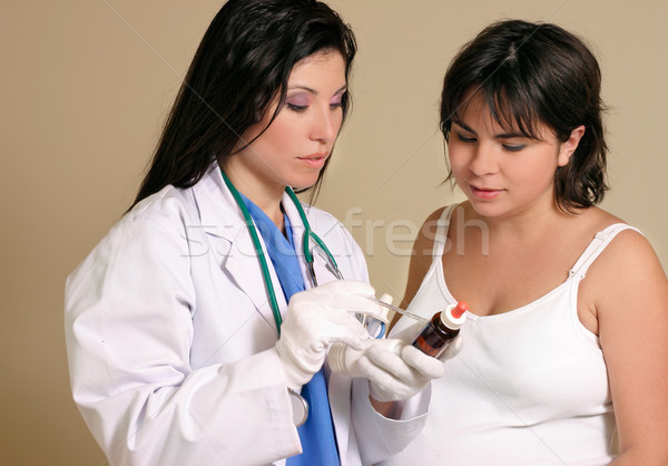 Arts raadpleging zwangere vrouw verpleegkundige jonge vrouwen Stockfoto © lovleah