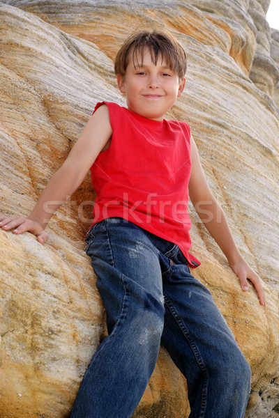 Kind permanente klif gezicht glimlachend jonge Stockfoto © lovleah