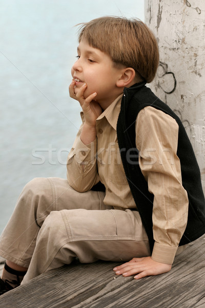 Gyermek ül móló gondolkodik fiatal srác viharvert Stock fotó © lovleah