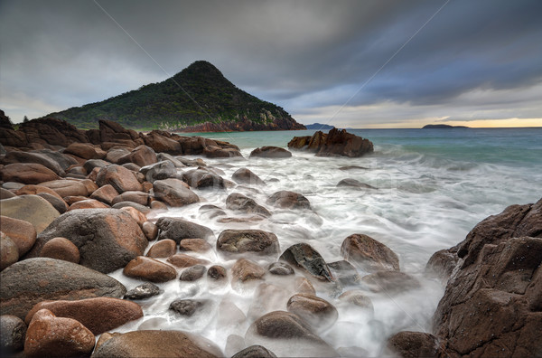 Kikötő buja fedett vulkanikus kőzet fölött tenger Stock fotó © lovleah