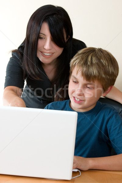 Dorosły kobieta pomoc dziecko komputera posiedzenia Zdjęcia stock © lovleah