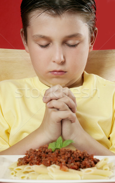Multumiri mananca băiat mâini alimente placă Imagine de stoc © lovleah