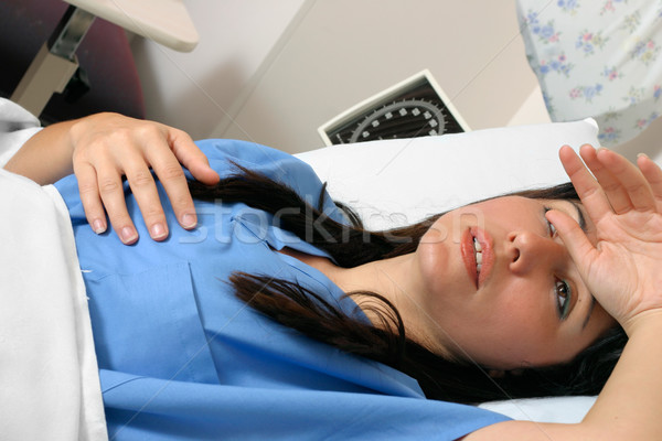 Nő kórházi ágy ágy érzés beteg indiszponált Stock fotó © lovleah