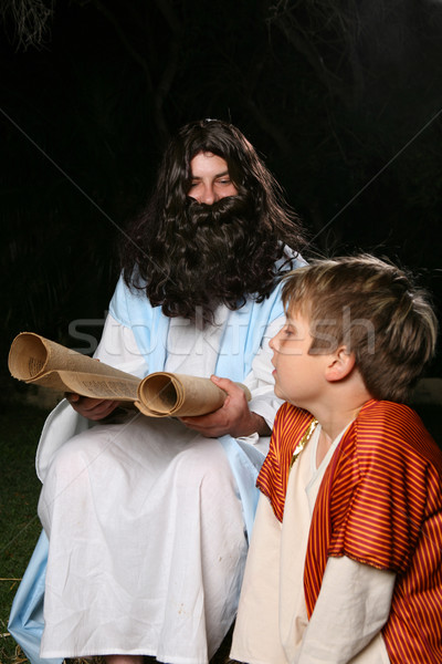 Lectură Biblie derulaţi alte om băiat Imagine de stoc © lovleah