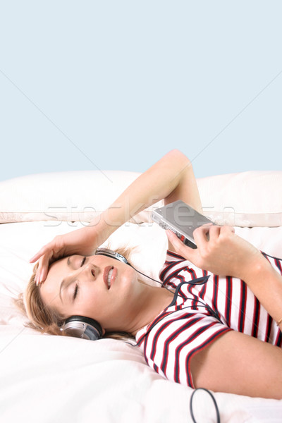 Urban scapa femeie asculta muzică fată Imagine de stoc © lovleah