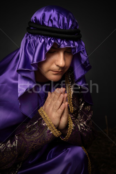 Se închina rugăciune om jos cultură Imagine de stoc © lovleah