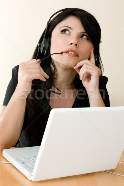 Zakenvrouw overpeinzing mooie vrouw laptop computer denken pose Stockfoto © lovleah