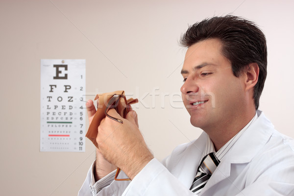 Foto stock: Optometrista · limpieza · gafas · óptico · lentes · ojo