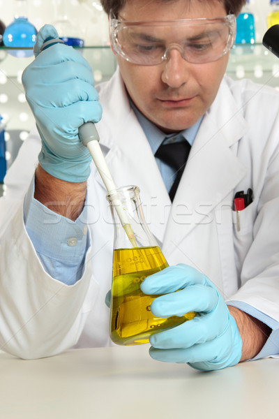 Tudós laboratórium vegyész gyógyszerész flaska fókusz Stock fotó © lovleah