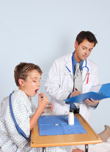Dziecko lekarza lek młodych pacjenta Zdjęcia stock © lovleah