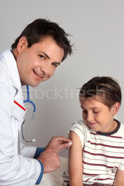 Gyermek oltás lövés barátságos orvos egészségügy Stock fotó © lovleah