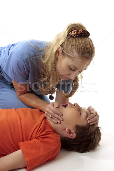 Băiat asistentă gură copil caz de urgenţă Imagine de stoc © lovleah