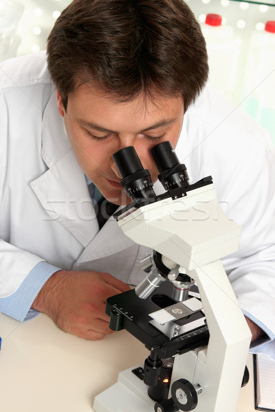 Observatie microscop om de ştiinţă om muncă Imagine de stoc © lovleah