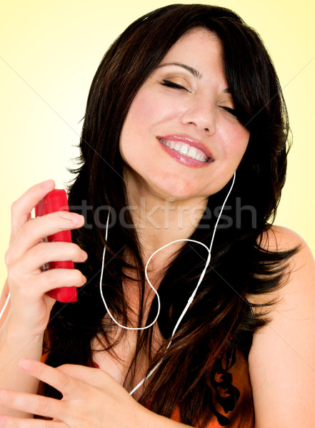 Brunetka elektronicznej mp3 player kobieta muzyki przenośny Zdjęcia stock © lovleah