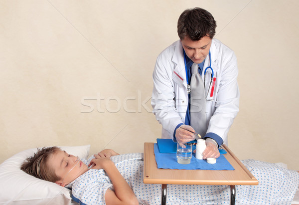 Medic doza bolnav copil om Imagine de stoc © lovleah