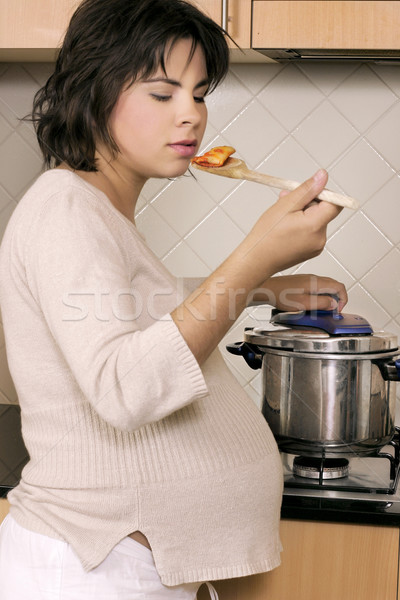 Frau Kochen Küche gekocht Vollkommenheit Essen Stock foto © lovleah