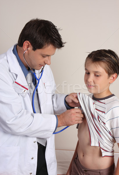 醫生 檢查 孩子 孩子 心臟 工作的 商業照片 © lovleah