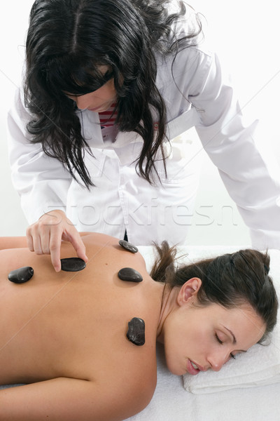 Békés forró kő terápia masszázs gyönyörű nő Stock fotó © lovleah