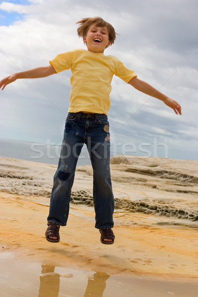 Copil fericit jumping distracţie energic Imagine de stoc © lovleah
