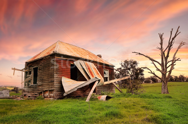 Abandonat fermă casă acum alerga jos Imagine de stoc © lovleah