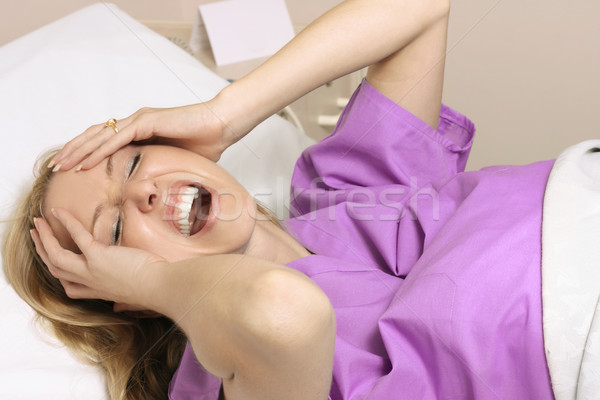 Spital femeie nastere durere femeie chin Imagine de stoc © lovleah