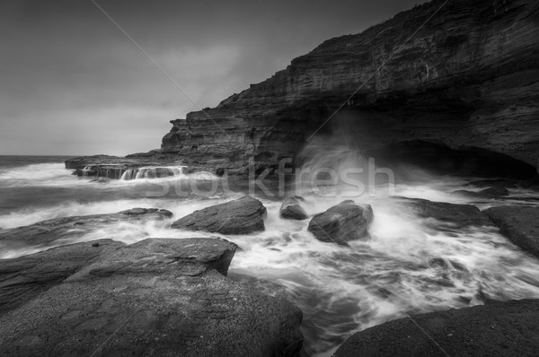 Plaży morza jaskini fale splash kaskada Zdjęcia stock © lovleah