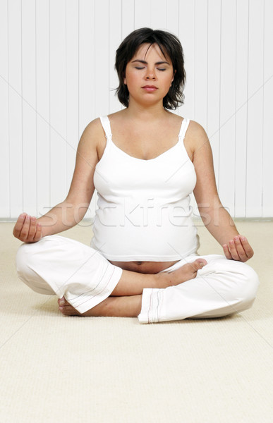 Meditaţie holistica femeie gravida fată copil gravidă Imagine de stoc © lovleah