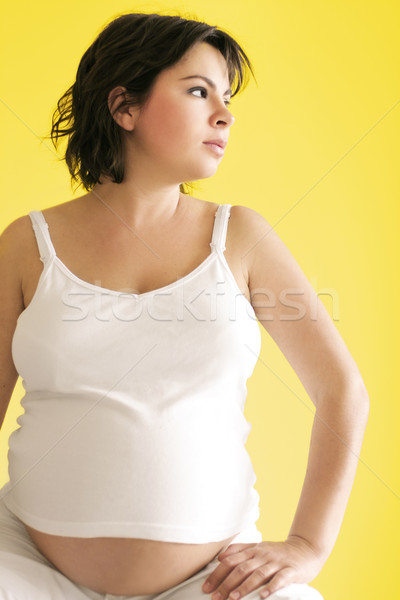 Femeie gravida tineri uita fată copil mamă Imagine de stoc © lovleah