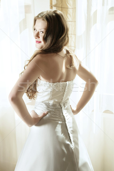 [[stock_photo]]: Belle · souriant · jeunes · mariée · fenêtre · lumière · naturelle