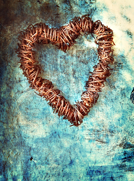 Grunge kalp mavi duvar paslı tel Stok fotoğraf © lubavnel