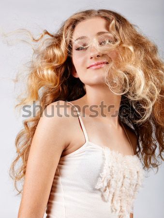 Lang krulhaar mooie aardbei blond tienermeisje Stockfoto © lubavnel