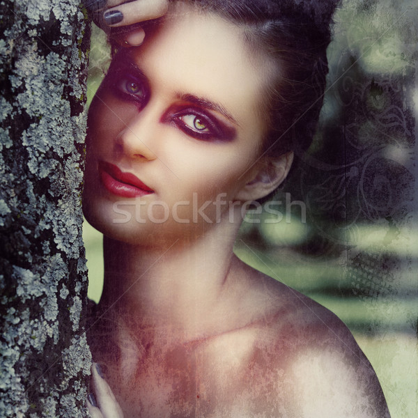 Piękna kobieta dramatyczny makijaż oczu szary manicure ul Zdjęcia stock © lubavnel