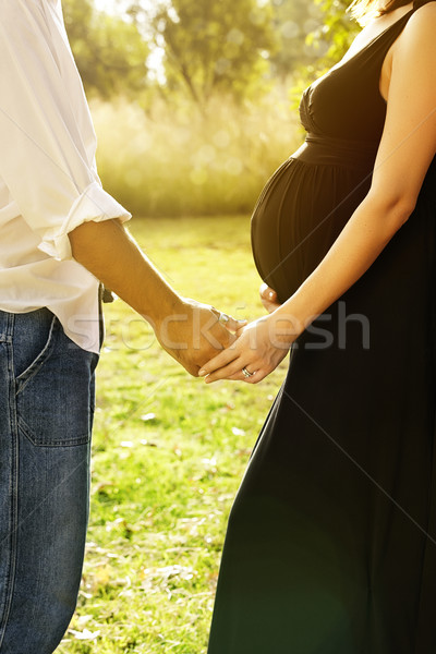 Mann schwanger Ehefrau lange schwarzes Kleid grünen Stock foto © lubavnel