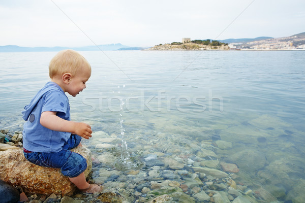 Kicsi fiú tenger szőke egyéves ül Stock fotó © lubavnel