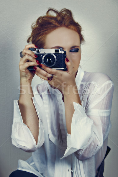 Vintage fotógrafo jóvenes mujer blanco camisa Foto stock © lubavnel