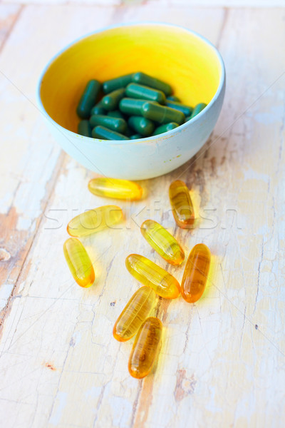Foto d'archivio: Olio · di · pesce · vitamine · pillole · capsule